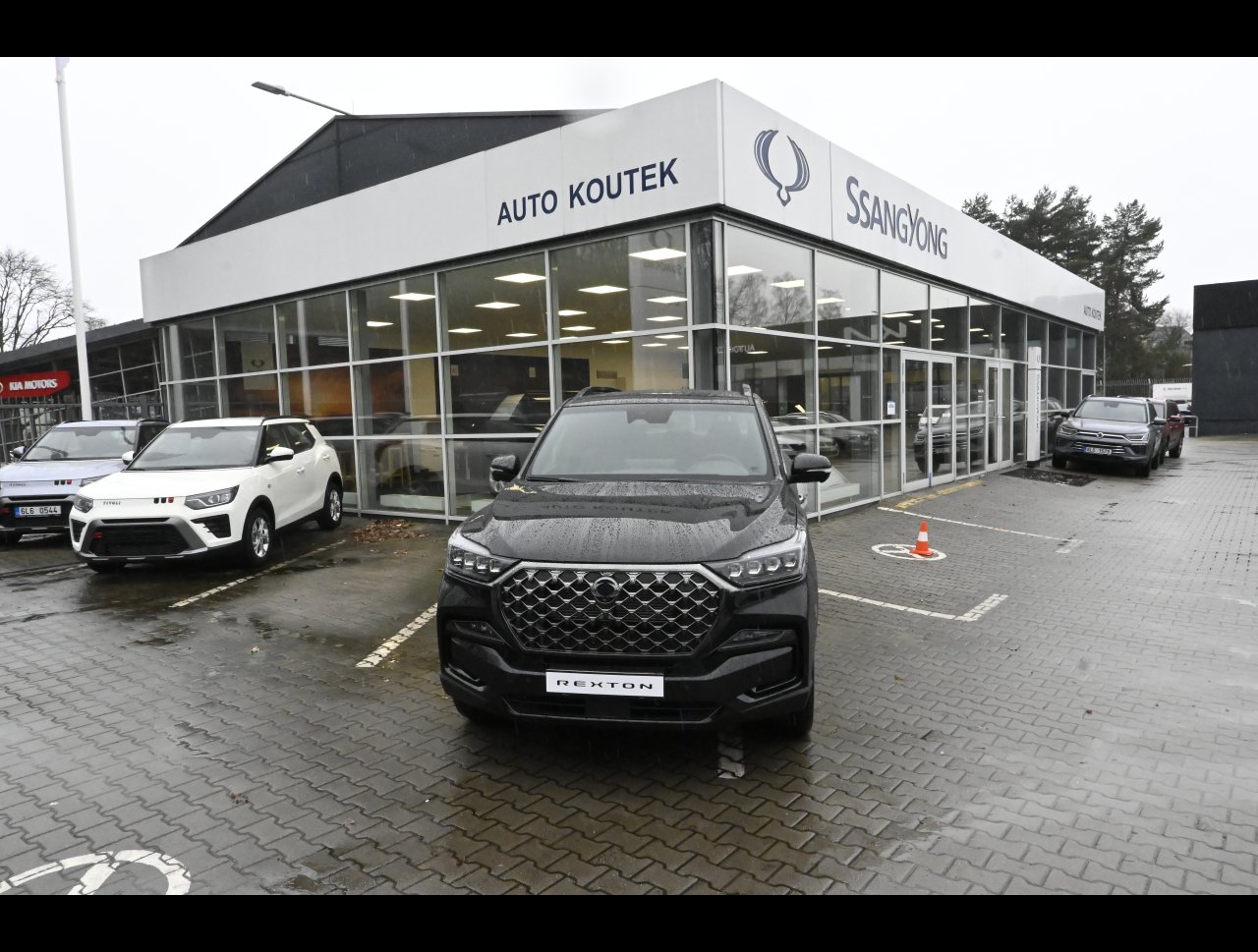 Rexton Premium+ AT 4x4  Lak  BLACK EDITION