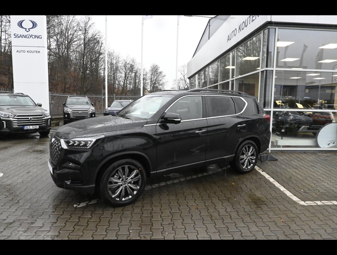 Rexton Premium+ AT 4x4  Lak  BLACK EDITION
