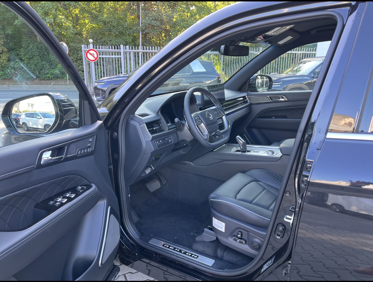 Rexton Premium+ AT 4x4  Lak  BLACK EDITION