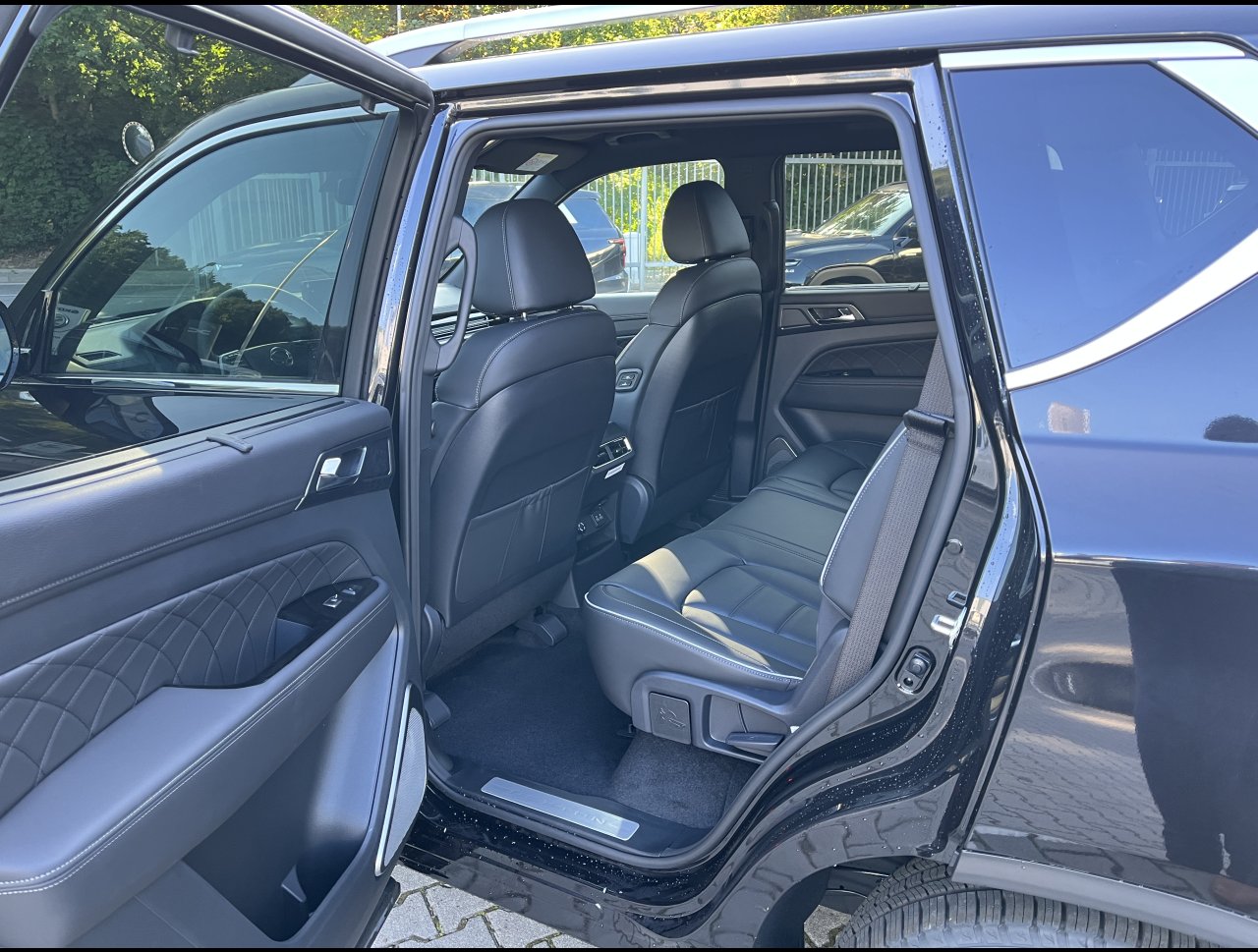 Rexton Premium+ AT 4x4  Lak  BLACK EDITION