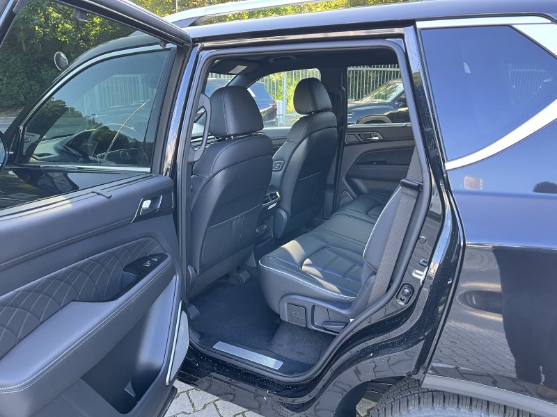 Rexton Premium+ AT 4x4  Lak  BLACK EDITION